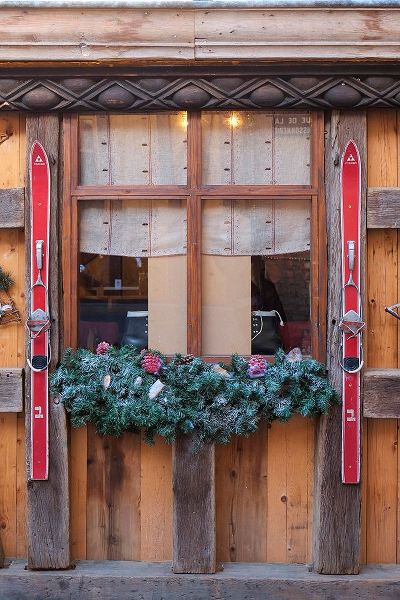 McRoberts, Julien 아티스트의 Colmar-France Old town Colmar adorned with Christmas decoration Old skis decorate a rustic café작품입니다.